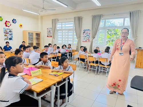 Hội giảng năm học 2024-2025: Môn tiếng Việt - đọc: Bà nội, bà ngoại - GV: Huỳnh Thị Trúc Linh